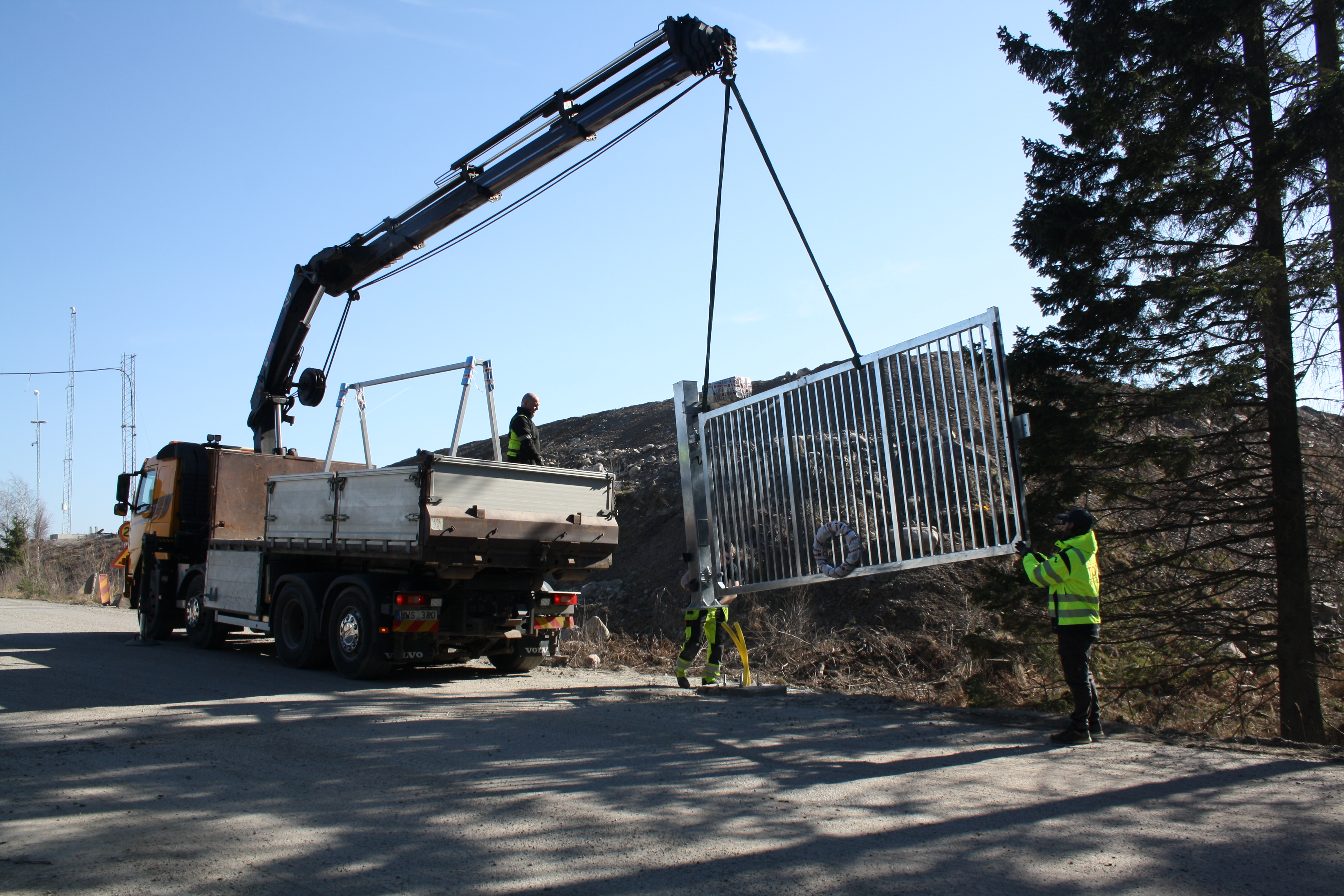 Motordriven slaggrind lyfts på plats